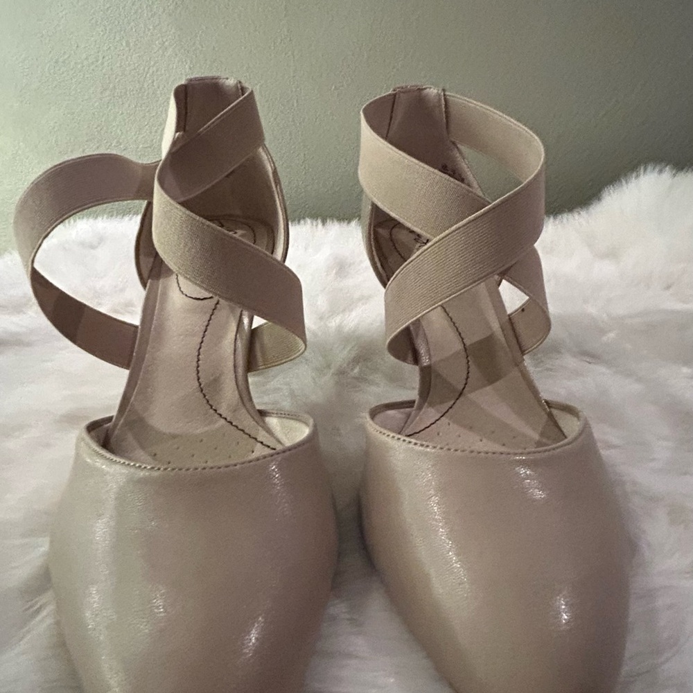 Life Stride Close Toed Beige Women's Shoes